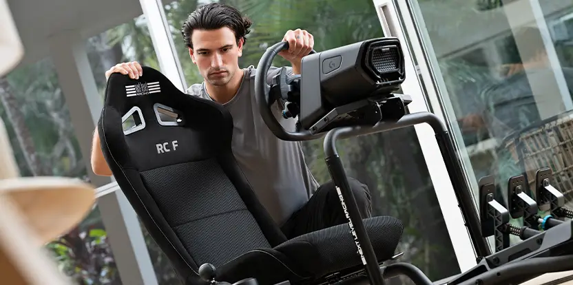 Next Level Racing RC Foldable Simulator Cockpit w pozycji gotowej do jazdy